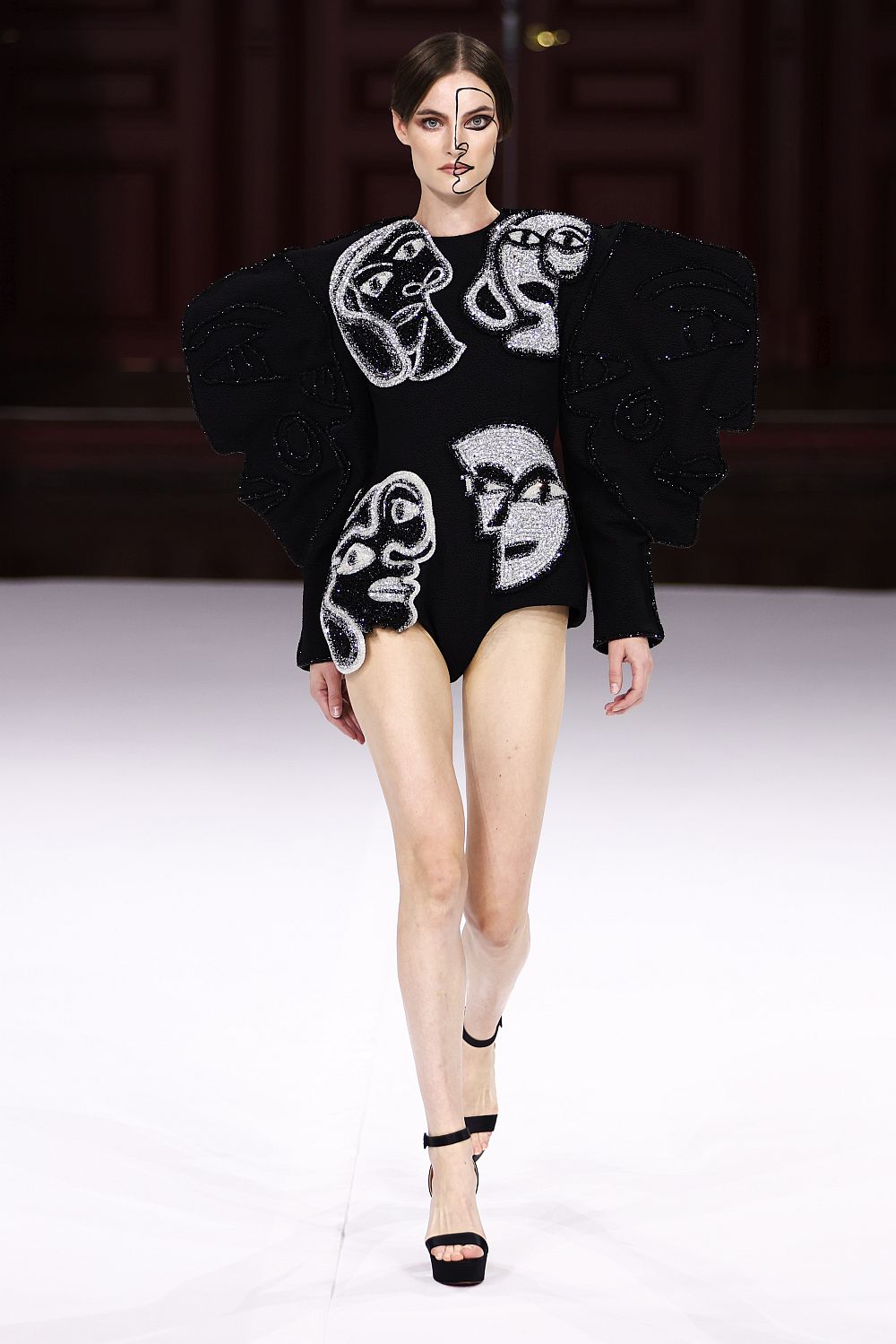 Haute couture Есен/Зима 2023/24 на испанската дизайнерка Хуана Мартин по време на Седмицата на модата в Париж