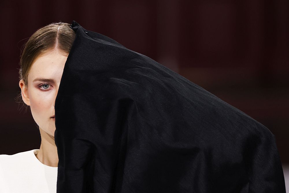 Haute couture Есен/Зима 2023/24 на испанската дизайнерка Хуана Мартин по време на Седмицата на модата в Париж