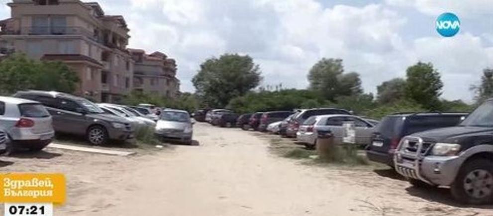 Сигнал за десетки паркирани автомобили върху пясъчни дюни вдигна на