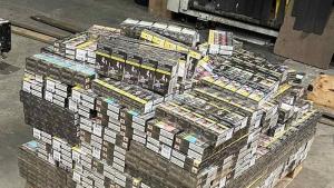 Откриха голямо количество контрабандни цигари във фабрични кухини в пода на товарен