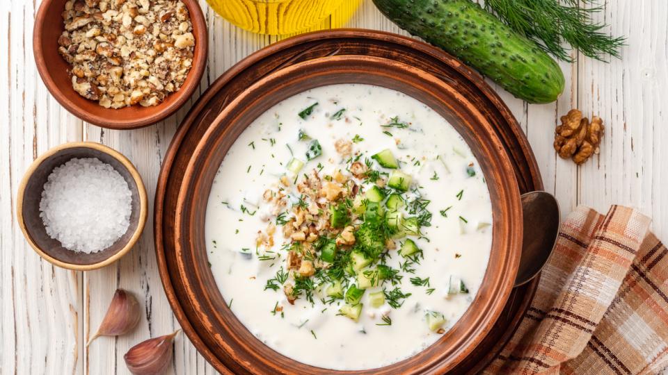 Тараторът е вид студена супа, която отдавна присъства в българската кулинария. Освен