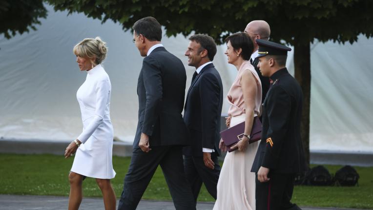 Бриджит Макрон сияе в бяло за Срещата на върха на НАТО във Вилнюс