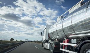 Преобърна се цистерна, блокира прохода Боаза