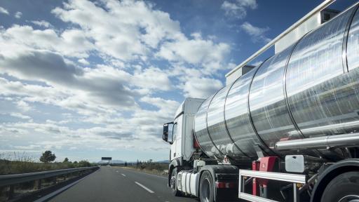 Преобърна се цистерна, блокира прохода Боаза