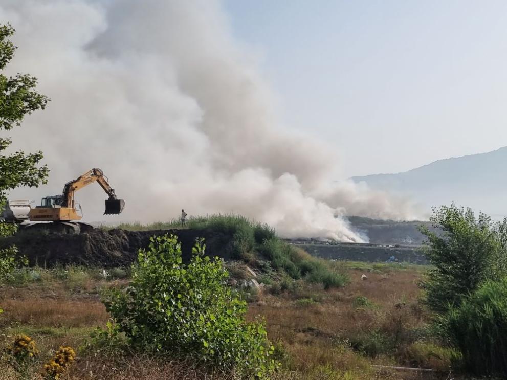Сметището край Кърджали, в района на село Вишеград, гори, като