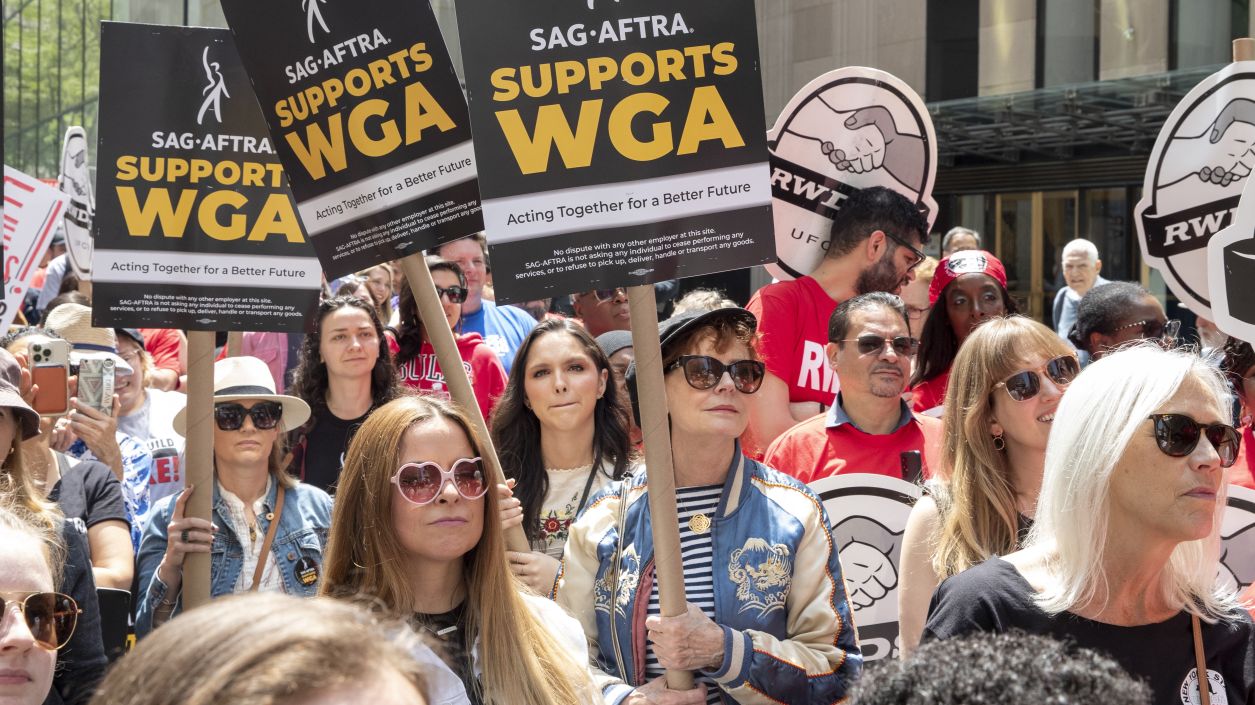 Сюзън Сарандън стачкува по улиците на Ню Йорк
