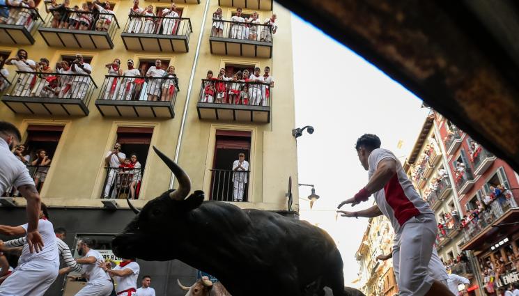 сан фермин - ОТ ИГРАЧКА-ПЛАЧКА: Бикове раниха петима в Памплона
