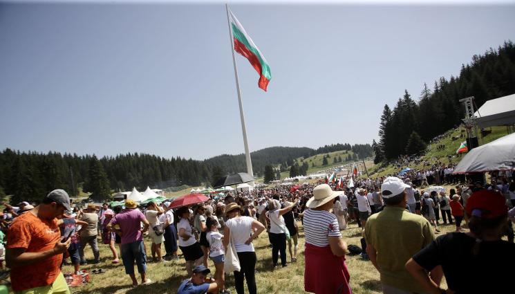 Рожен - ЕДНА ТРОГАТЕЛНА ИСТОРИЯ: Ветеран от Камбоджа развя знамето на Рожен в национална носия (СНИМКИ)