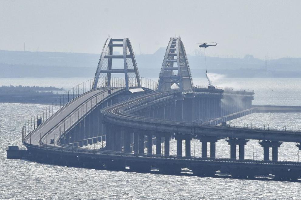 Движението по построения от Русия мост, свързващ Кримския полуостров с
