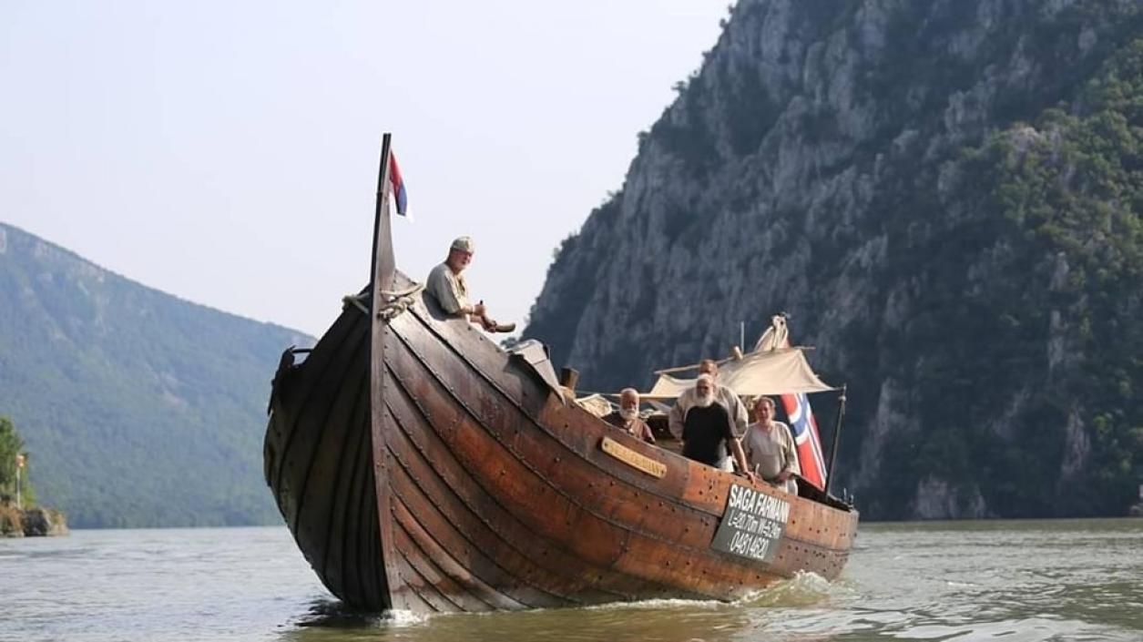 Викингски кораб пристига в Русе на път от Норвегия към Турция