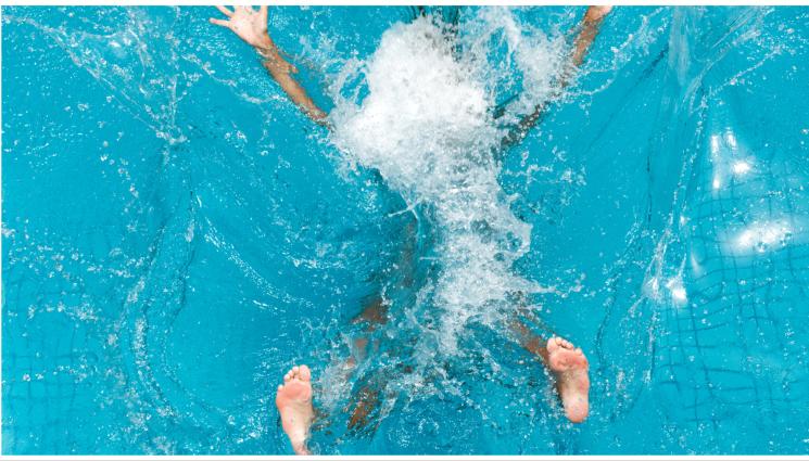 падане - НЕЛЕПА СИТУАЦИЯ: Попфолк певица се преби във фонтан! (ВИДЕО+СНИМКИ)