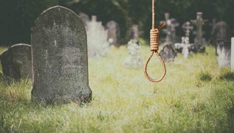 бесило - УЖАСЯВАЩА ГЛЕДКА! Мъж се обеси върху гроб!