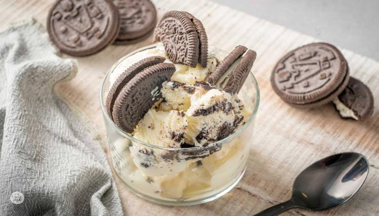 рецепти - Гответе с matekitchen.com: Невероятно вкусен и лесен домашен сладолед с парченца шоколадови бисквити (ВИДЕО)