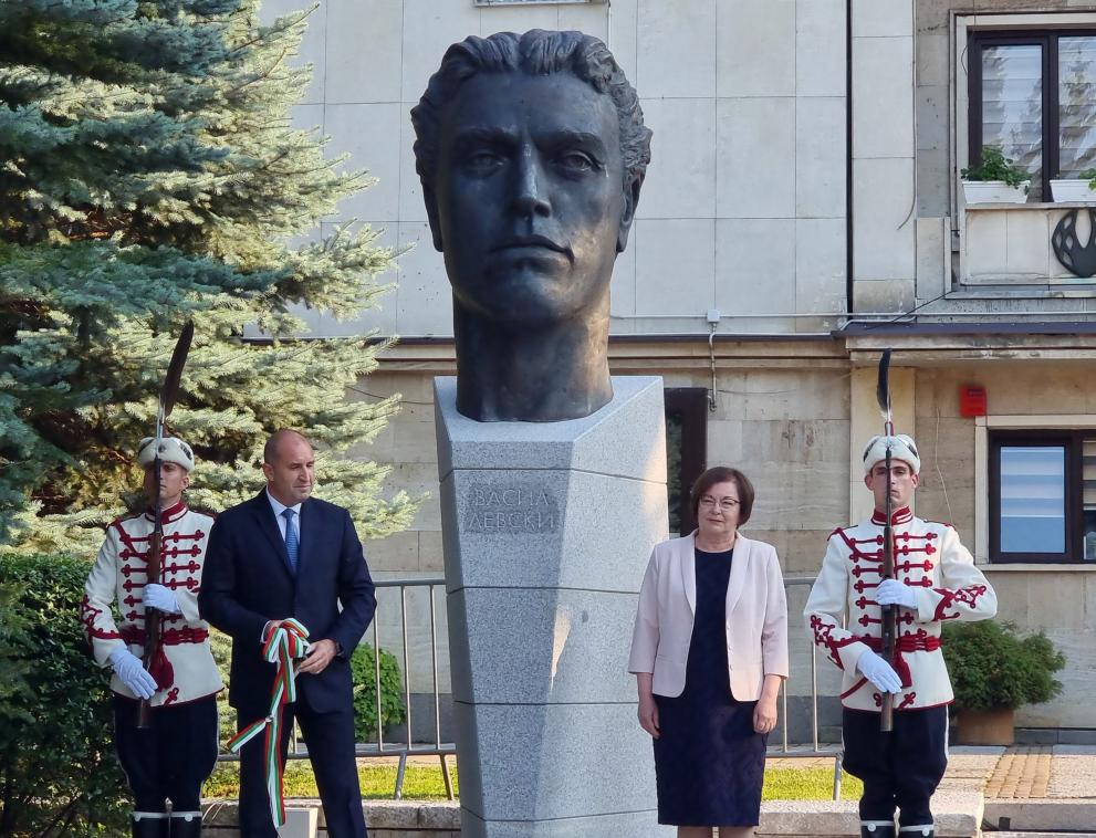 Президентът Румен Радев откри паметник на Васил Левски в Троян,