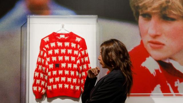 Черната овца: Продават на търг любимия пуловер на лейди Даяна