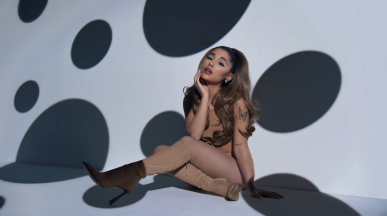 Ariana Grande подписа с нов мениджър и пя с Mariah Carey