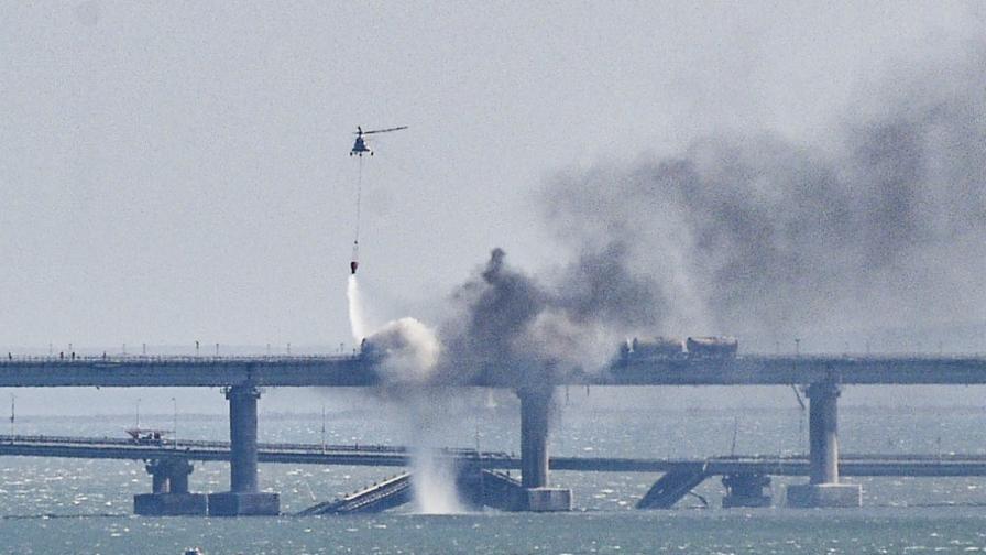 Украйна призна: Ударихме Кримския мост с военноморски дронове