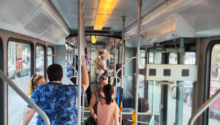 автобус - ДОБРА НОВИНА: Ученици и студенти плащат по-евтино в градския!