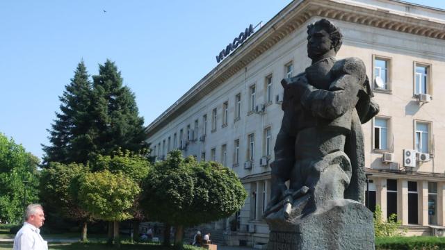 С венци и цветя: България почита рождението на Апостола (ГАЛЕРИЯ)