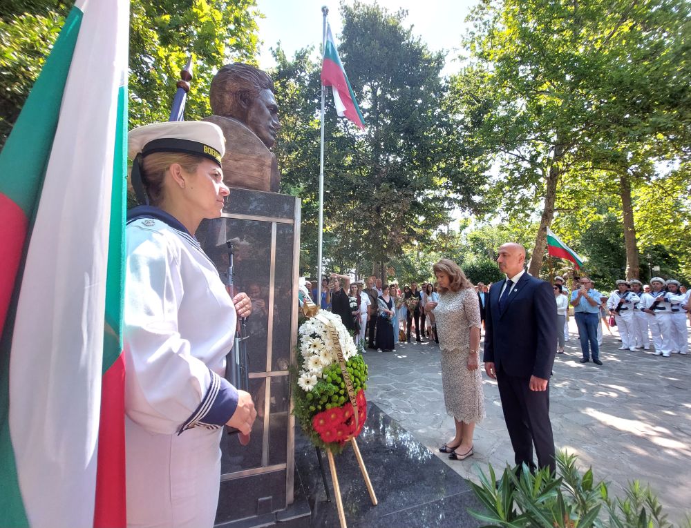 Илияна Йотова откри в Созопол бюст-паметник на Апостола на свободата