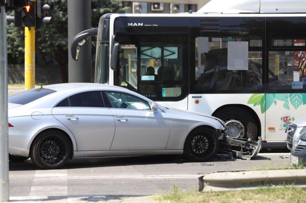 Три автомобила и автобус се удариха на кръстовището на бул.