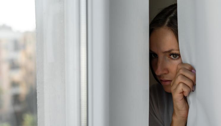 съсед - НЕЧОВЕШКИ ТОРМОЗ! Хора от жилищен блок на нокти заради психично болна жена