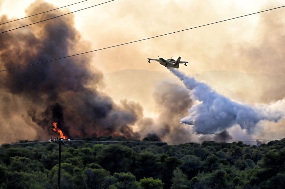 Огнената стихия продължава да бушува в Гърция, докато пожарникарите продължават