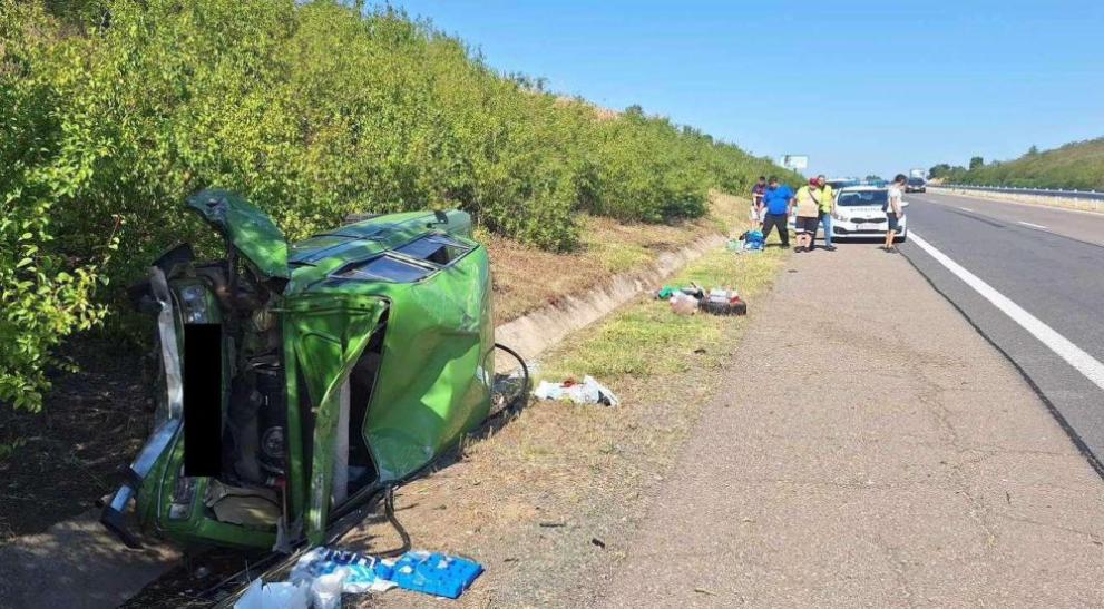 Камион с пшеница блъсна и изхвърли в канавка кола на