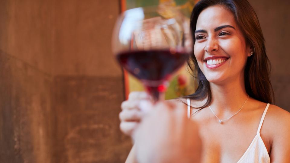 жена среща вино