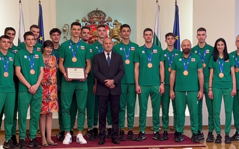 Румен Радев, президент на България, връчи почетен плакет на българските