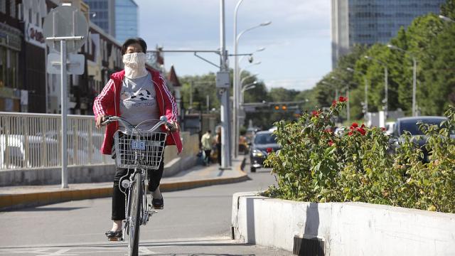Фейскини - най-новият моден аксесоар в Пекин срещу рекордните жеги (ВИДЕО/СНИМКИ)