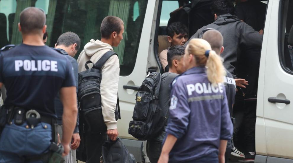 Хванаха българин в Австрия с бус с три двойни етажа за превоз на мигранти
