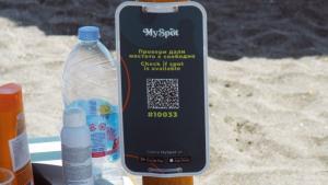 На Северния плаж в Бургас вече има чадъри с QR