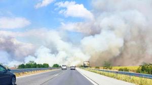 Огромен пожар бушува на магистрала Тракия близо до разклона за Пловдив