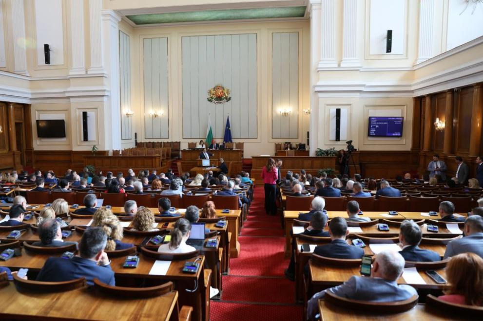 Днешното заседание на Народното събрание започна с промяна на дневния