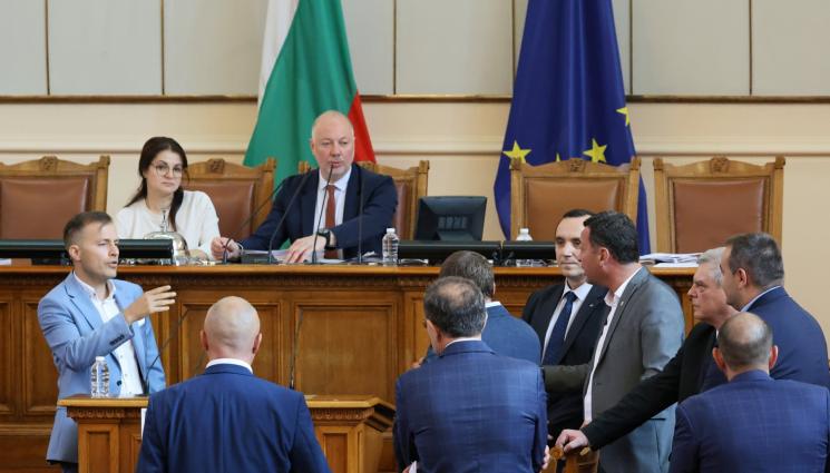 а - ЦИРК В ПАРЛАМЕНТА! Нападки за облекло, тайни SMS-и и записи скараха депутатите (СНИМКИ и ВИДЕО)