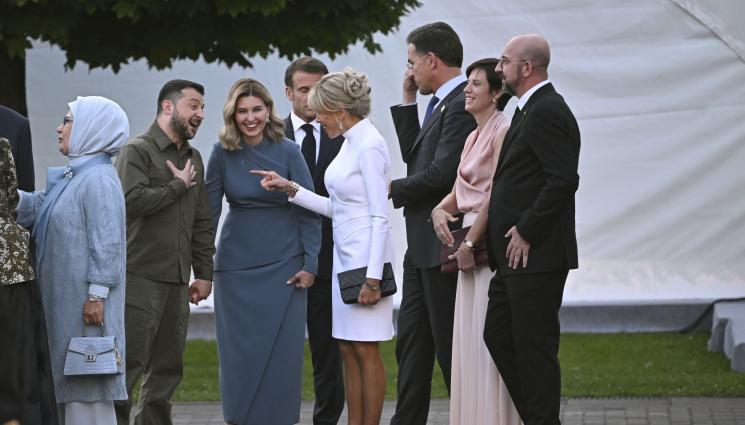 а - Нежните половинки на европейските лидери: ОФИЦЕР, ПАСТОР, МАНЕКЕНКА