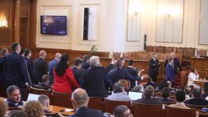 Бурни страсти в Народното събрание предизвика внесеното в парламента проекторешение