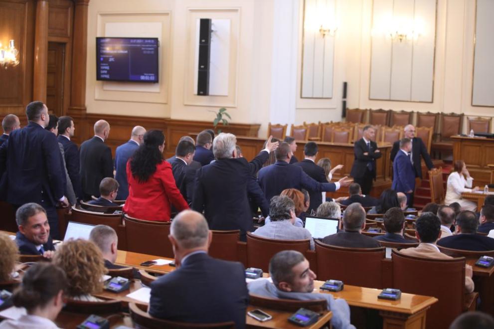 Бурни страсти в Народното събрание предизвика внесеното в парламента проекторешение
