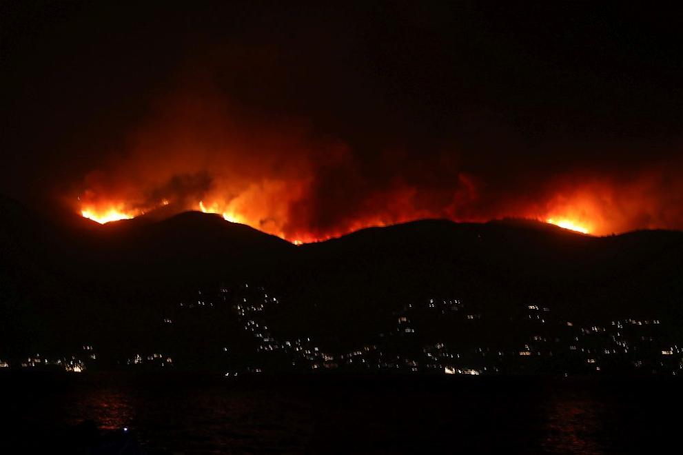 Гърция е обхваната от горски пожари. Корфу стана поредният гръцки