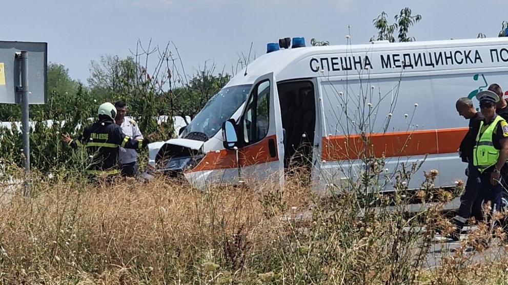 Тежка катастрофа между кола и линейка стана край Сливен, двама