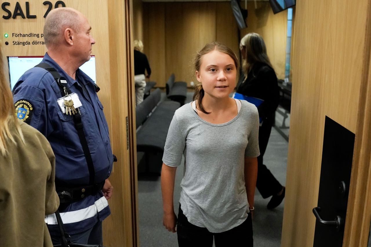 <p>Шведската активистка за климата Грета Тунберг ще бъде изправена пред съда по обвинение в неподчинение на полицията по време на митинг миналия месец, в който активисти блокираха пристанището в град Малмьо. 20-годишнната активистка &bdquo;взе участие в демонстрация, която наруши движението&ldquo; и &bdquo;отказа да се подчини на полицейските заповеди да напусне мястото&ldquo;, се казва в обвинителния лист.</p>