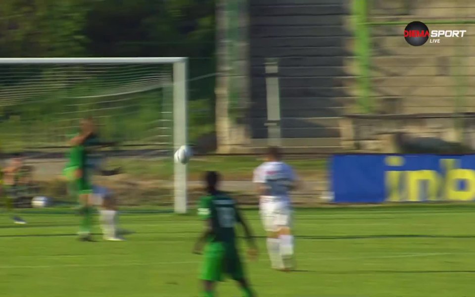 Спас Георгиев нацели страничния стълб на Славия в 26-ата минута. Домакините