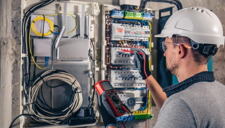 електротабло - ЗДРАВО ГО РАЗДРУСА: Млад жичкаджия загина при ремонт!