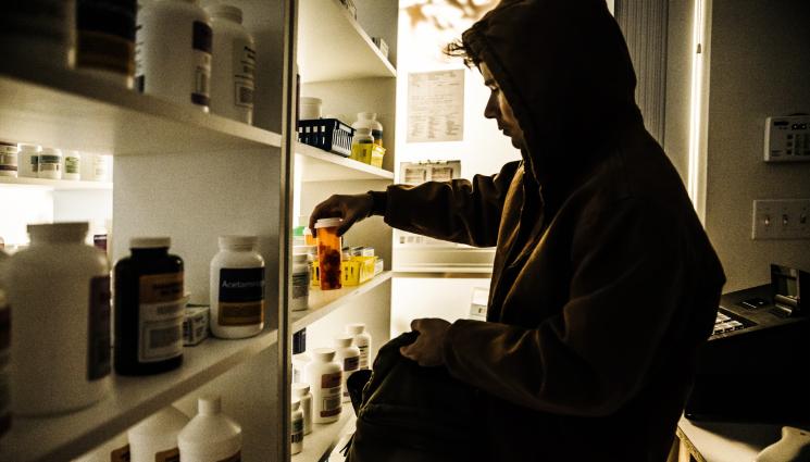 крадец - ЛЯВА РЪКА - ДЕСЕН ДЖОБ: Нагъл крадльо пъха краденото в гащите си! (ВИДЕО)