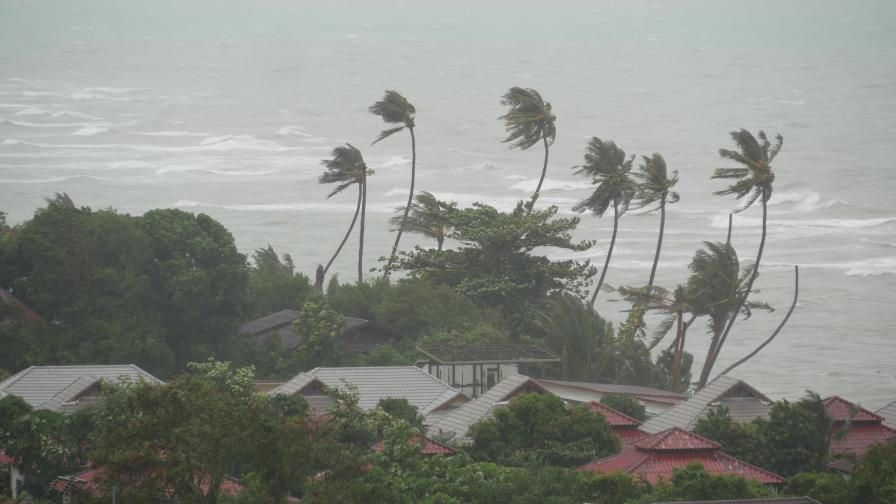 Тайфунът Доксури връхлетя Филипините (ВИДЕО)