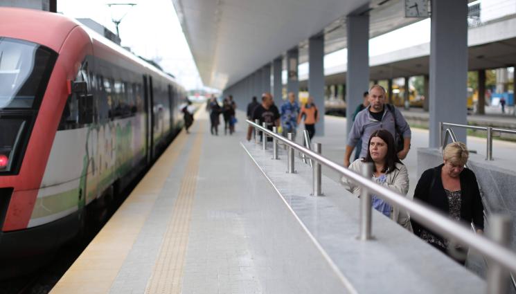 влак - ЛУДА НАДПРЕВАРА ЗА МЕСТА: Нерви до последно за влака по Коледа!