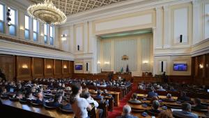 През първата си сесия 49 ото Народно събрание излъчи редовно правителство
