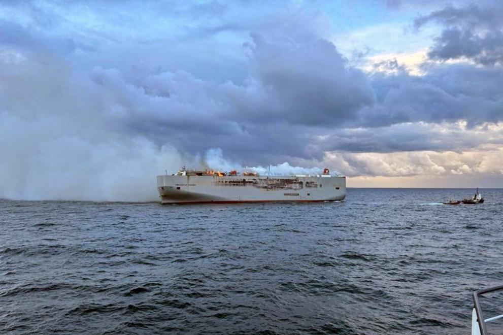 Пожар избухна на кораб край бреговете на Нидерландия с около