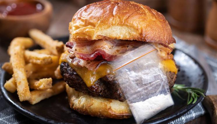 наркотици - Тарикат реши да цака ченгетата, направи си метамфетаминов бургер! (СНИМКА)